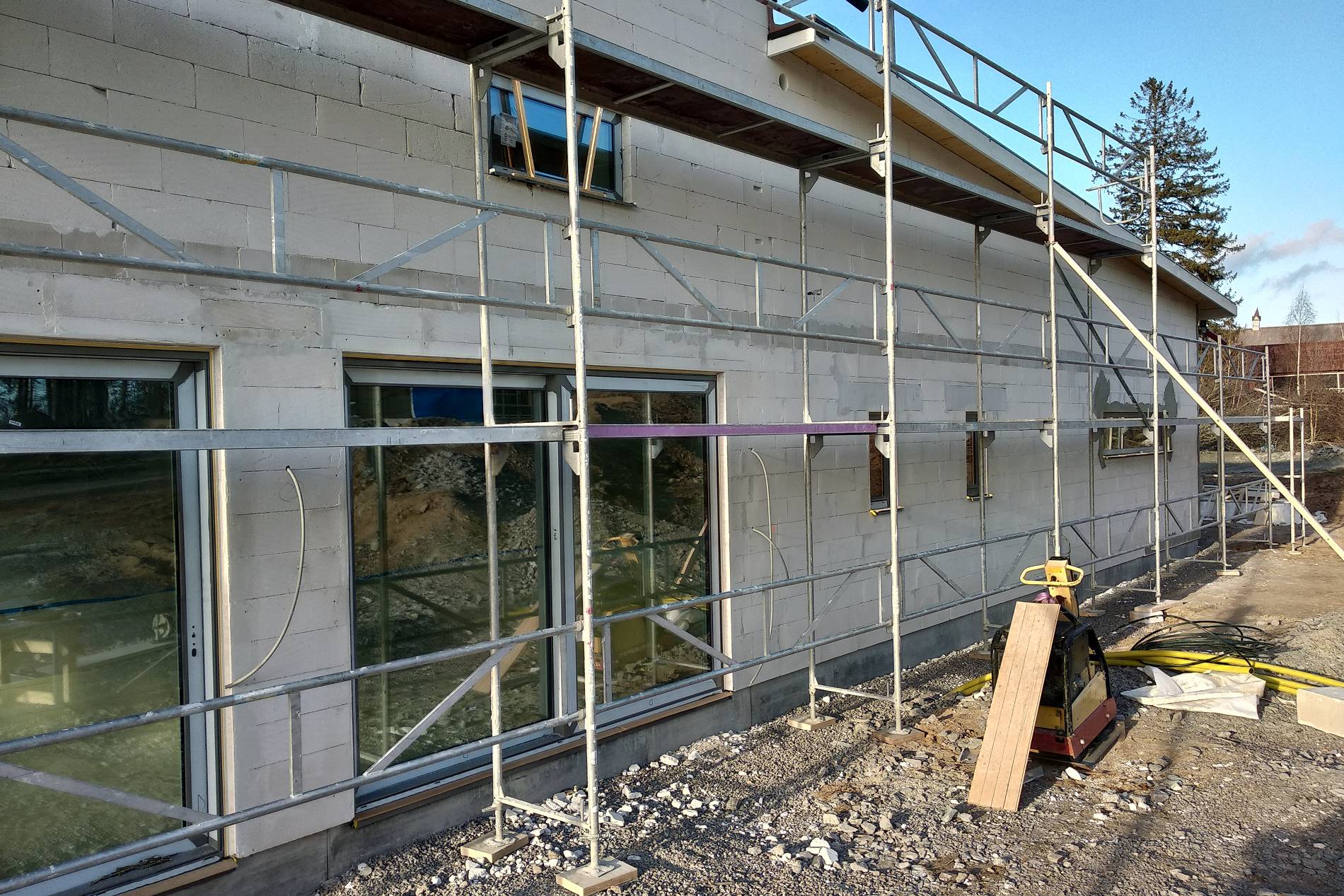 facade-building-made-from-white-blocks-with-big-windows-construction-works_1900x1267