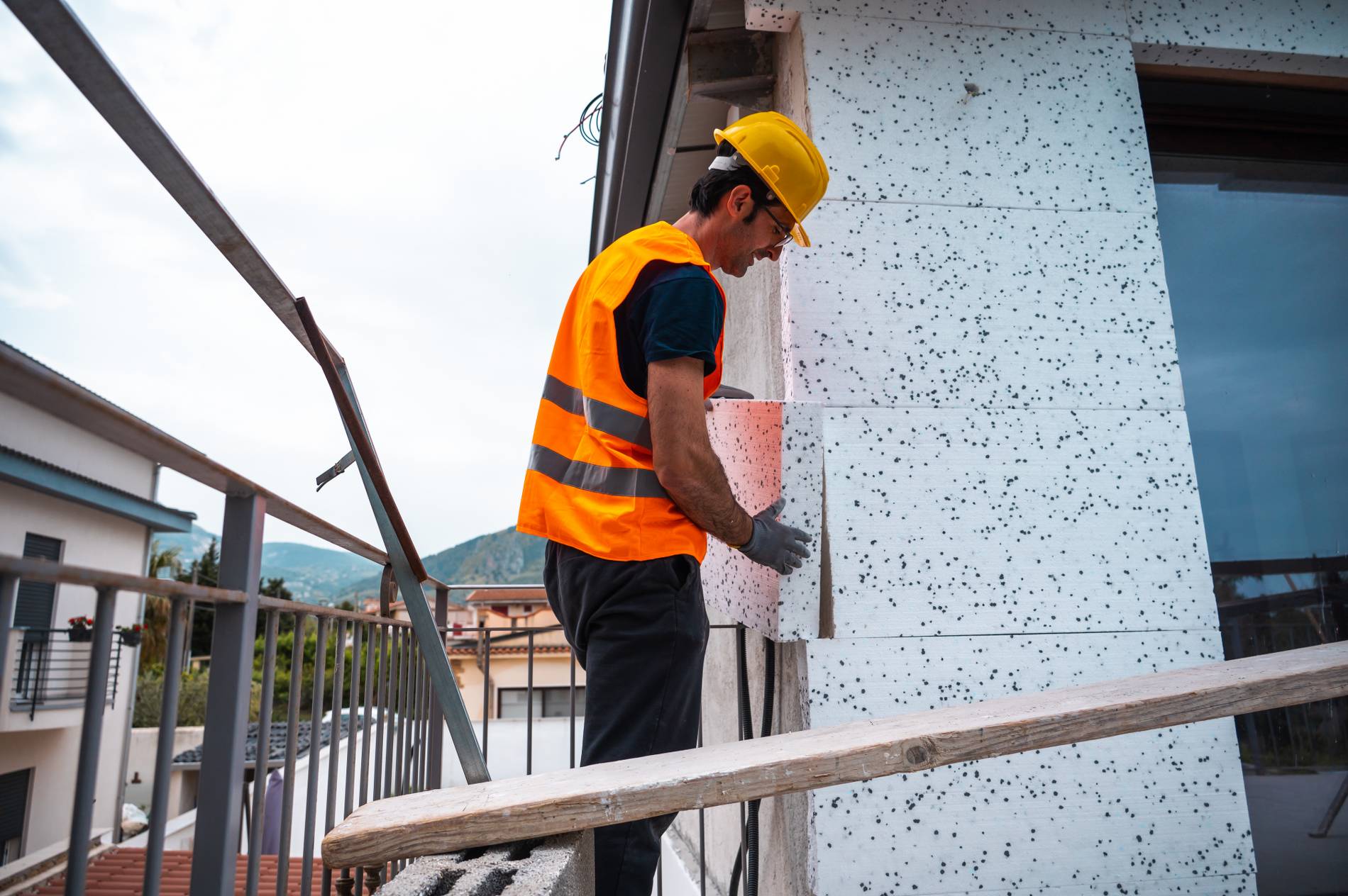 polystyrene-thermal-cladding-energy-saving-construction-site_1900x1264